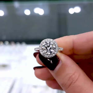 Bague de fiançailles halo avec diamant rond cultivé en laboratoire de 2,50 carats, couleur DEF, clarté VVS-VS, certifiée IGI - Product Image 1