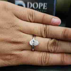 Elegante Anillo de Compromiso Unisex de Acero Inoxidable con Piedra de Moissanita Corte Pera con Certificado IGI - Product Image 6