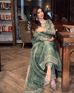 Ensemble prêt-à-porter entièrement cousu en soie organza avec broderie Zari et sequins, comprenant un haut et un pantalon palazzo avec dupatta. - Product Image 1