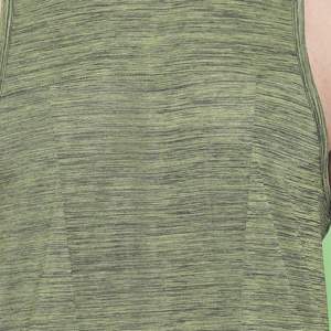 เสื้อกล้ามฟิตเนสผู้ชายระดับพรีเมียม - น้ำหนักเบาและระบายเหงื่อได้ดี - เหมาะสำหรับออกกำลังกาย เล่นกีฬา และฟิตเนส - Product Image 4