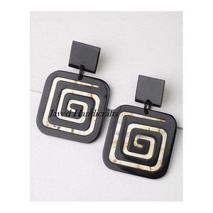 ต่างหูฮอร์นต่างหูฮอร์นออกแบบแฟนซีคุณภาพสูงสีธรรมชาติสำหรับผู้หญิงต่างหูฮอร์นสำหรับงานปาร์ตี้งานแต่งงาน - Product Image 4