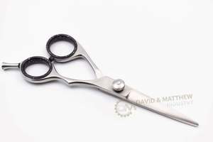 Tijeras de corte de pelo de salón de peluquero profesional, logotipo personalizado, reposapiés ajustable afilado, anillo de goma de acero inoxidable alto - Product Image 5