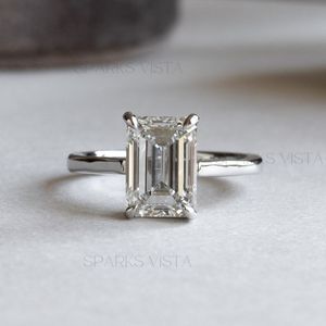 Bague solitaire en diamant de laboratoire taille émeraude sur mesure |   Alliance de mariage unisexe en or massif 14 carats avec certificat et design luxueux - Product Image 1