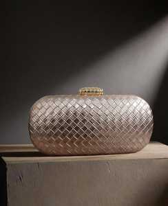 กระเป๋าคลัทช์แบบมีฝาปิดประดับด้วยลูกปัดหนังกลับแบบดั้งเดิมและประดับมุกสำหรับเจ้าสาวงานแต่งงานงานปาร์ตี้สลิงใช้จากอินเดีย - Product Image 1