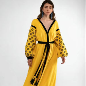 Robe brodée de fleurs ukrainiennes modernes et élégantes de style unique avec ceinture Robe ukrainienne à manches bouffantes et évasées en tissu de lin doux - Product Image 1