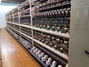 เครื่องปั่นด้าย Menegatto 1500 Mono Covering Machine 192 แกนหมุน ความเร็วสูง 32000 รอบต่อนาที กระสวยขนาด 140 มม. กำลังไฟ 15/25 กิโลวัตต์ สำหรับไลคร่าและไนลอน - Product Image 2