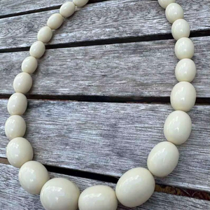 Collier en résine, accessoire de bijouterie audacieux et accrocheur pour les amateurs de mode moderne, haute qualité - Product Image 1