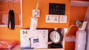รถตู้พยาบาลโตโยต้าแลนด์ครุยเซอร์มือสอง สภาพดี บำรุงรักษาอย่างดี - Product Image 2