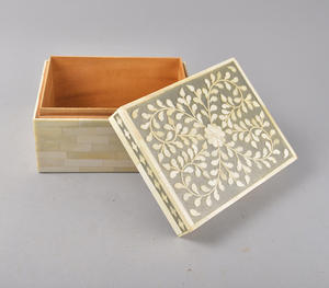 Boîte décorative de luxe artisanale en incrustation d'os, avec un motif élégant de vignes florales blanches sur un fond gris, rectangulaire - Product Image 3