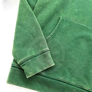 Sudadera con capucha de lavado ácido de estilo urbano para hombres con dobladillo crudo y textura lavada Sudadera con capucha de lavado ácido de lana suave para hombres - Product Image 3