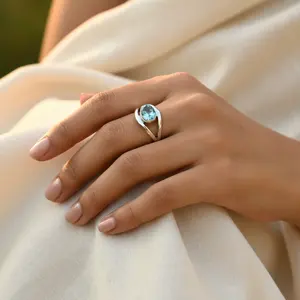 แหวนเงินแท้ 925 ประดับบลูโทแพซ สำหรับผู้หญิง ดีไซน์เรขาคณิต พร้อมพลอยทรงรี ชุบโรเดียม ได้รับการรับรองจาก IGI ฝังแบบ Bezel - Product Image 2