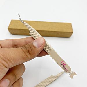 Pince à cils Mega Volume avec pointes pointues Facile à tenir Outils de ramassage des cils avec logo personnalisé - Product Image 1