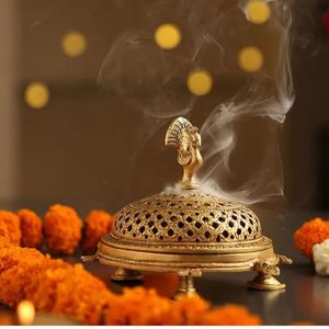 Brûleur d'encens en laiton artisanal avec sculptures complexes et finition antique pour décor d'autel de méditation ou ambiance spirituelle - Product Image 4