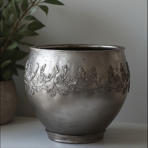 Maceta de metal decorativa brillante pulida rústica perfectamente adecuada para la decoración elegante del jardín y las necesidades de estilo de temporada - Product Image 4