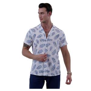 Chemise d'été hawaïenne à manches courtes avec imprimé feuille hawaïenne turquoise sur blanc - Product Image 5