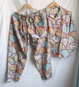 Pijamas de algodón de Patrimonio Cultural Bloque de mano Impreso a la perfección Pijamas de algodón de lujo con estampado de bloque de mano: Eleva su ropa de dormir - Product Image 1