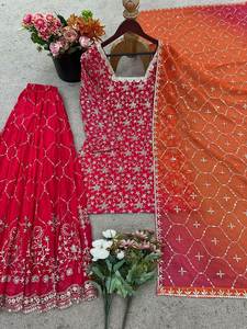 Pour une élégance quotidienne, ce salwar kameez en soie georgette simple et élégant avec de riches broderies et des motifs imprimés à la main est idéal pour les fêtes. - Product Image 6