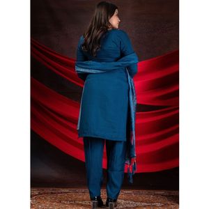 Ensemble Kurti brodé de créateur dans un ton vibrant avec détails du cou à la main Floral Dupatta et pantalon confortable - Product Image 4