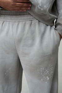 Ensemble de survêtement sportif moderne pour homme, tenue grise polyvalente avec des éclaboussures de peinture artistique, tenue de sport confortable, ensemble coordonné surdimensionné - Product Image 3