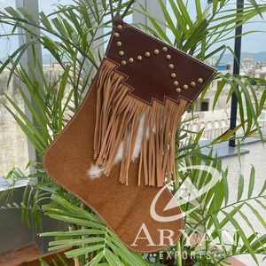 El más vendido Medias de árbol de Navidad de vaquero de cuero genuino marrón con flecos largos Medias personalizadas de cuero de vaca peludo - Product Image 1
