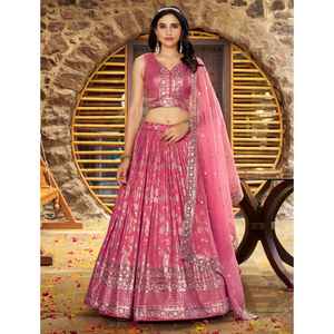 Este impresionante conjunto de lavanda dola seda jacquard lehenga choli presenta un intrincado brillo Floral de Zari plateado maravillosamente - Product Image 1