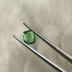 Pierre précieuse Tsavorite naturelle taille coussin 1,48 carats, qualité AAA avec lustre AAA et couleur vert vibrante, coupe et polissage parfaits - Product Image 6