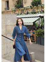 Dress Denim kualitas tinggi, Gaun Denim bergaya Vintage yang terinspirasi lembut dengan kancing mawar, detail tersedia ukuran besar