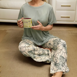 Ensemble de pyjamas imprimés verts deux pièces XL pour femmes doux respirant à manches courtes pantalon en soie de lait romantique été ODM maison Collection - Product Image 2