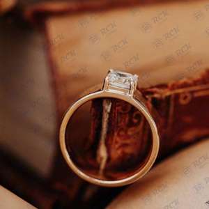 1.00 CTW Asscher Cut Solitaire Moissanite Alliance pour femmes Style celtique Bague de fiançailles en or jaune pour anniversaire - Product Image 2