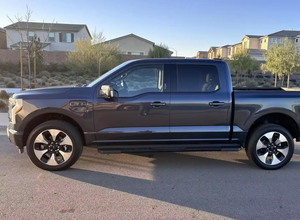 F-150 Lightning Platinum 2024 d'occasion en excellent état, batterie à autonomie étendue, 4x4, bleu, conduite à gauche, Euro IV, transmission automatique - Product Image 2