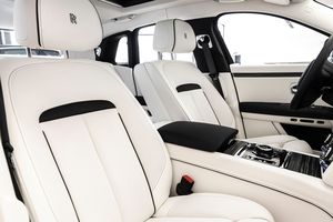 Rolls-Royce Ghost Sedan 2022, Auto de Lujo Ejecutivo, Volante a la Izquierda, Interior Claro, Caja de Cambios Automática, Turbo, Cuero, R18, Metal - Product Image 3