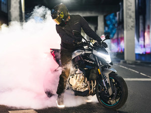 Pour moto sportive 678R noire et argentée avec accents bleus, design haute performance >80 km/h 1001-2000W - Product Image 5