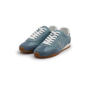 รองเท้าวาเลนติโน่ พลัช วี-ดีเทล สไตล์สกายวอล์กกิ้ง - Product Image 2