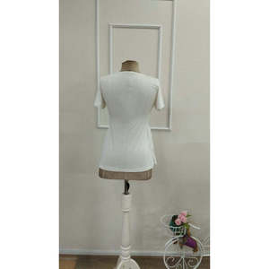 Blusa de viscosa con corte asimétrico y botones en la parte delantera, cuello redondo y manga corta para mujer, 33849 - Product Image 5