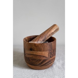 Mortier et pilon en bois de style classique, conçus pour les techniques de broyage traditionnelles, préférés par de nombreux cuisiniers authentiques pour les herbes - Product Image 1