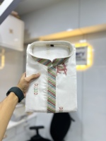Fournisseur indien de Kurta pour hommes avec broderie multi-fils motif cerf, concept Daaman pour les fêtes, disponible à un prix compétitif