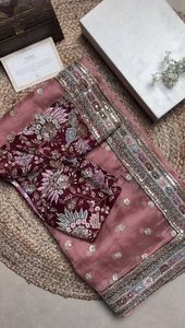 Impresionante Sari de diseñador en seda de organza pesada con hilo intrincado y trabajo de lentejuelas emparejado con una blusa a juego - Product Image 5