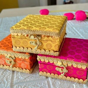 Caja de regalo de madera brocada para bodas indias Haldi Mehendi Sangeet Laddu frutas secas regalos de dama de honor Año Nuevo Halloween Ramadán - Product Image 3