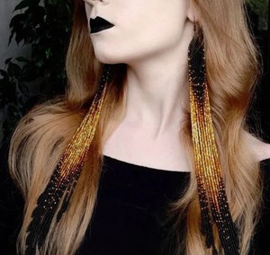 Pendientes de Cuentas Hechos a Mano, Pendientes Largos en Negro y Dorado, Pendientes Extralargos - Product Image 1