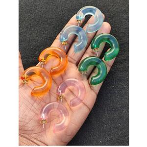 Fournisseur en gros de boucles d'oreilles en résine statement pour femmes, mode audacieuse, utilisation disponible en quantité importante - Product Image 1