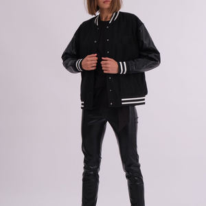 Veste de style universitaire noire pour femmes, manches en cuir, bordure côtelée rayée, style urbain surdimensionné, mode streetwear. - Product Image 4