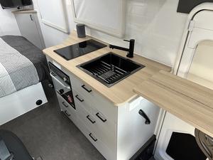 Nueva Autocaravana de Lujo BEN.Z, Camper Van 4x4, Casa Rodante para 4-6 Personas, Estilo Moderno con Suspensión Independiente - Product Image 3