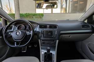 Volkswagen Golf Alltrack SE 2017 d'occasion en bon état, boîte manuelle 6 vitesses, transmission intégrale, bleu soyeux métallisé, non modifiée, sans réserve - Product Image 4