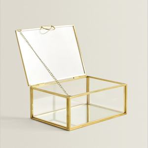 Elegante joyero de cristal con marco de metal dorado y borde liso con mango de metal pequeño para almacenamiento organizado - Product Image 2