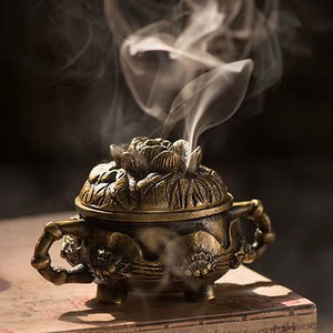 Brûleur d'encens en laiton sculpté élégant pour la décoration de la maison, alliant art, beauté et parfum apaisant - Product Image 1