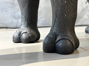 Mesa de Centro Rhino Negra Hecha a Mano en Madera Sólida, Mesa de Café Escultural de Lujo para Interiores Premium - Product Image 5