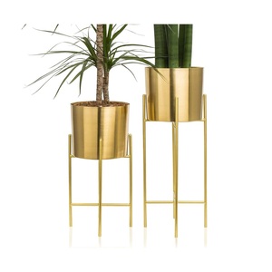 Maceta Decorativa con Acabado Dorado para Ceremonias y Celebraciones, Diseño Moderno, Hecha a Mano con Patrones - Product Image 5