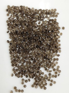 Quartz fumé rond à facettes naturel de 2.25mm traité thermiquement taille personnalisable pierre précieuse en vrac pour la fabrication de bijoux - Product Image 3