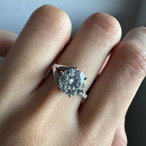 Bague de fiançailles et de mariage en diamant rond de 2,5 carats, taille brillant, cultivé en laboratoire, pour femmes, or blanc 14 carats, cadeau de la Saint-Valentin, bijoux fins - Product Image 1