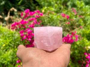 Cubo de cuarzo rosa Hermosa pieza central de piedra de ágata con tonos vibrantes y acabado natural Perfecto para altares de meditación - Product Image 2